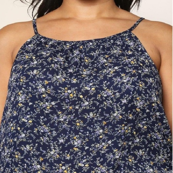 🆕🌸 Floral Laced & Embroidered Hem Top - Picture 7 of 8